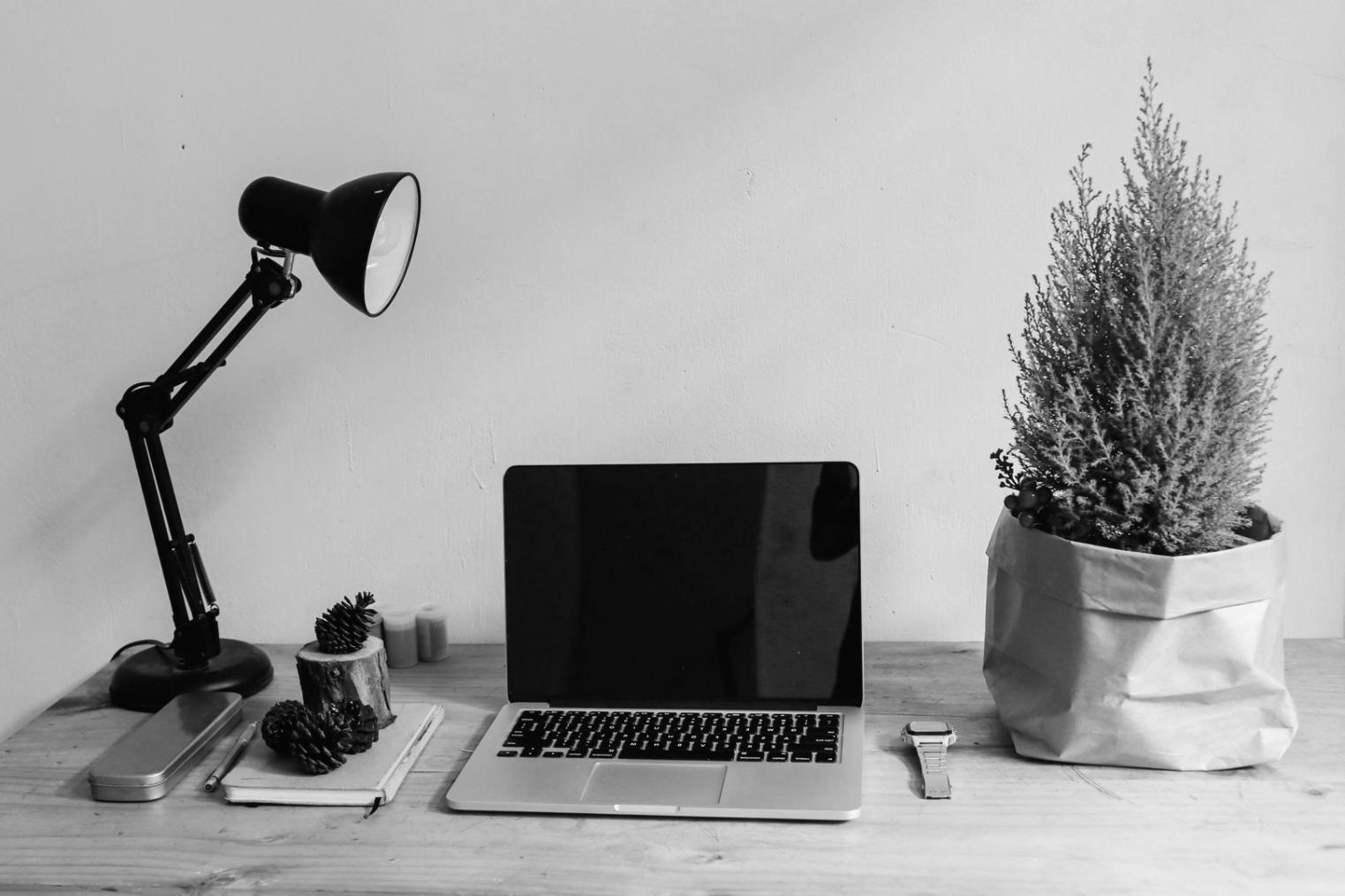 Bureau d'analyse financière avec documents et outils de travail