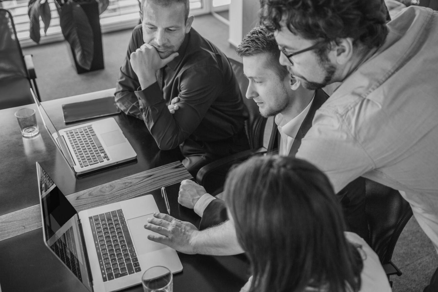 Environnement de travail professionnel avec documents financiers et outils d'analyse